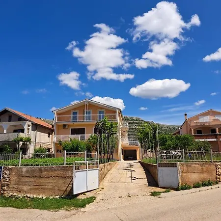 Ema Apartment Grebastica