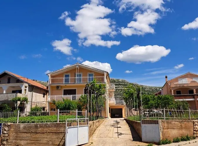 Ema Apartment Grebastica